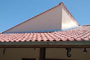 Instalação de calhas em telhados